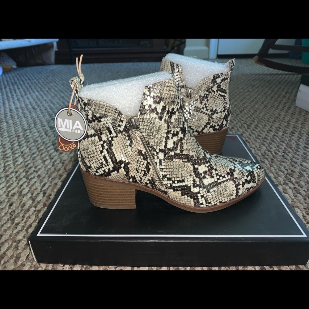 BRAND NEW Women’s Size 6 MIA SNAKE Bootie